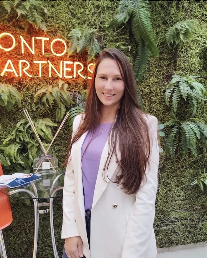 Dra. Caroline Carminate – Especialista em Prótese Dentária e Estética Dental